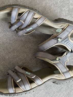 Teva Tirra Women’s Sandals – Size 8 – Gray/blue